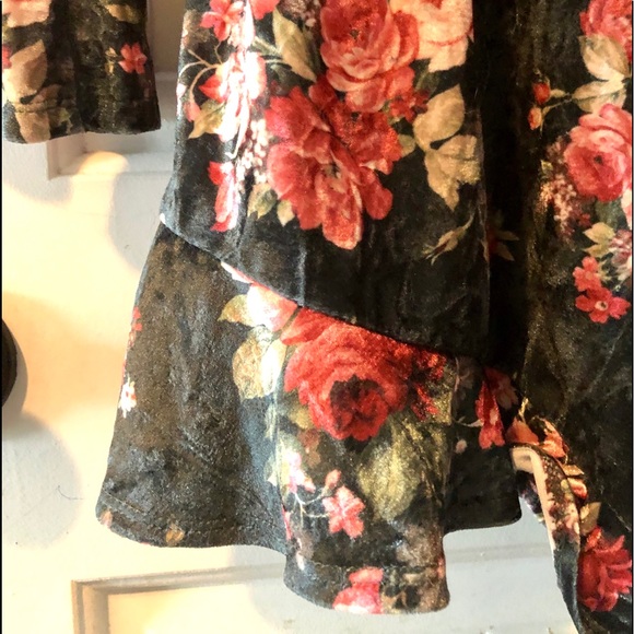 Gorgeous green velvet shorts romper - Picture 6 of 8